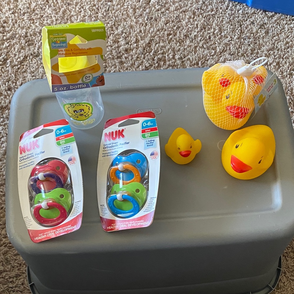 NUK Pacifiers, Sesame Street Big Bird 5oz.Bottle & Rubber Duck Gift Set